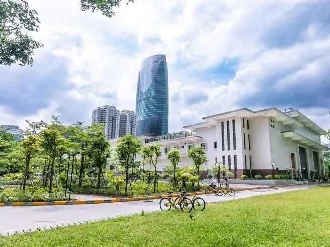 031387a57f62e52ae601ca6b8135127f19485eb0 變電站與周圍公園環境融為一體,真的很酷