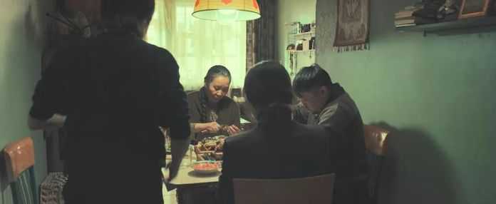 大哥的家是破舊的樓房，有老婆和兒子