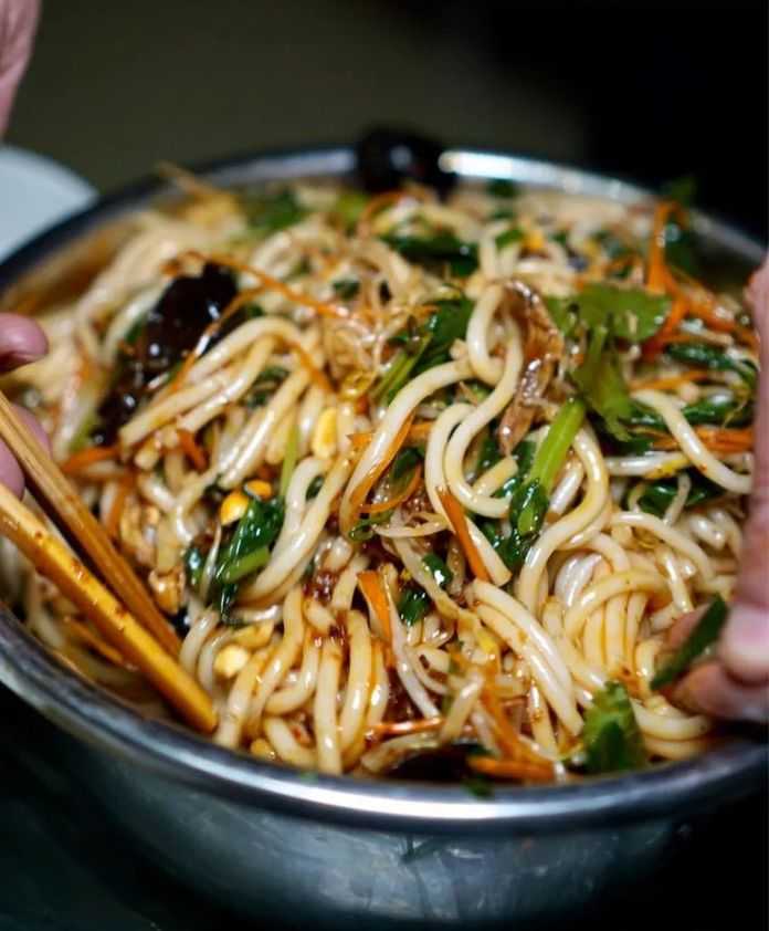 雲南館子裡的雞樅米線