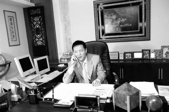 他的經商原則是，決不弔死在一棵樹上