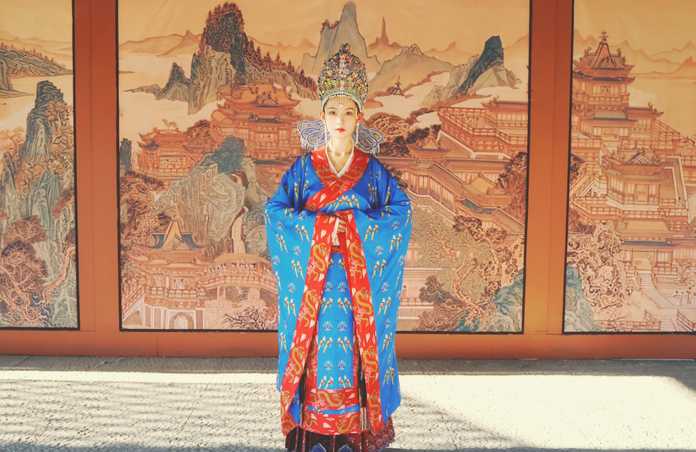 179e998317b6c06bb6fceabb36742a80ac53d516 有六朝華服的美,也有平民樸素著裝的美