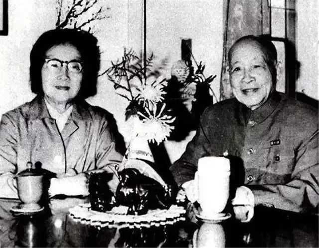 1a2bef15b4be227d2918bb7fd16715dd9daf715d 晚年的蘇步青夫婦