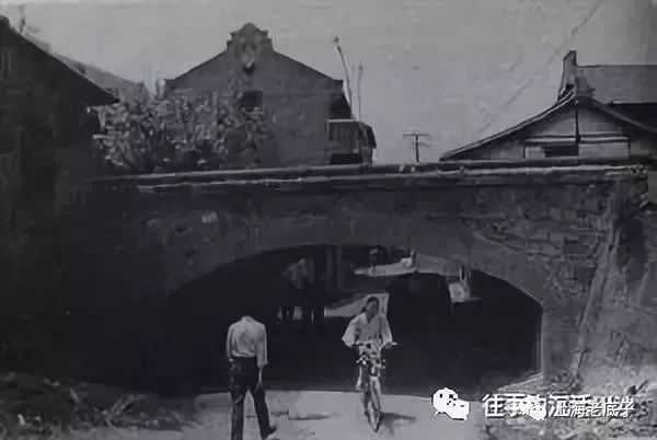 1a6acb143212a616683111c31d5365e5fe77ab1a (兩幅)