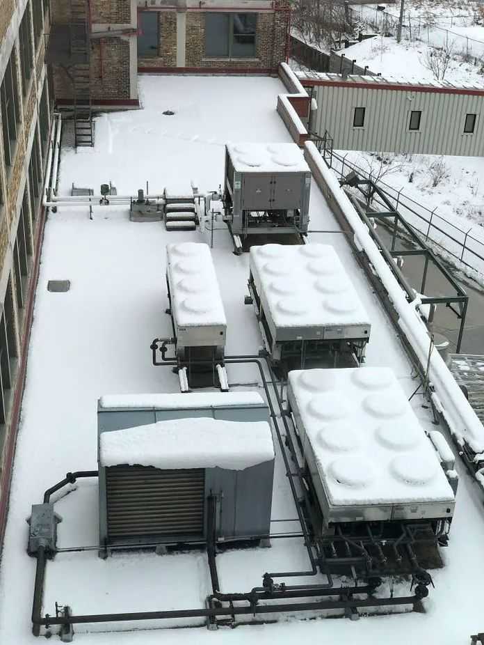 29c9d278ae5f99ab81d0226794a85881d6842e86 公司裡的冷卻塔,在雪後變成了大型樂高