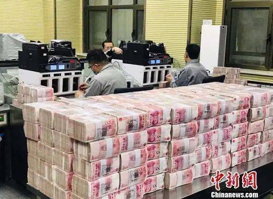 2ff0dcaecfae1de7cceebae3206210ed18e30417 資料圖:銀行點鈔員在工作艾慶龍 攝