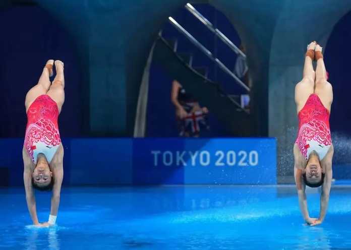 入水前手掌平壓水面 來源丨新聞圖片