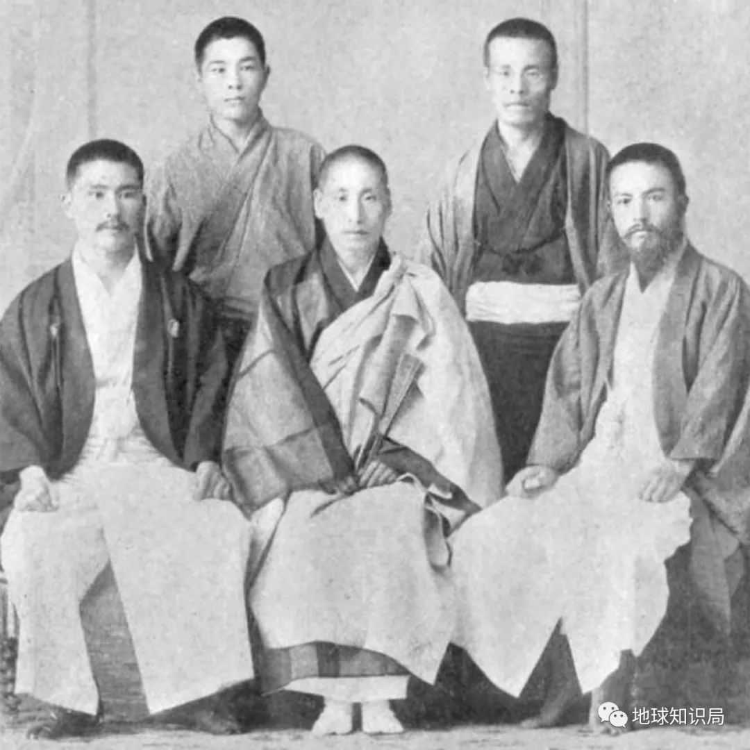 前排左一為該組織骨幹，內田良平