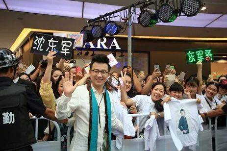 靠著鈔能力，沈東軍成了熒幕上的偶像老闆