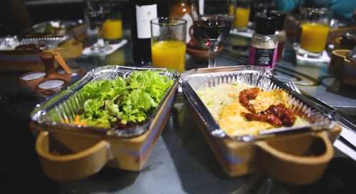 389e7a77d95e90317ceb8bd499a9d82eb5beea81 部分飯菜由廚師現場製作,各種飲品齊全