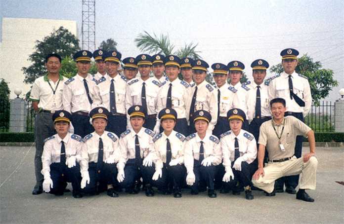 3bb8c434149e000688479b4fefb382bda33ebadd 2000年,擔任保安部主管的佔有兵(前排右一)與電子廠的同事合影
