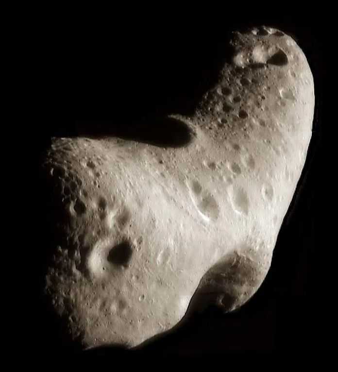 一個長橢圓形的多坑岩石小行星