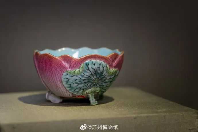 3cdfb01e752101564ddf0a7145cdf60de9794a16 清 乾隆 粉彩綠裡花形杯