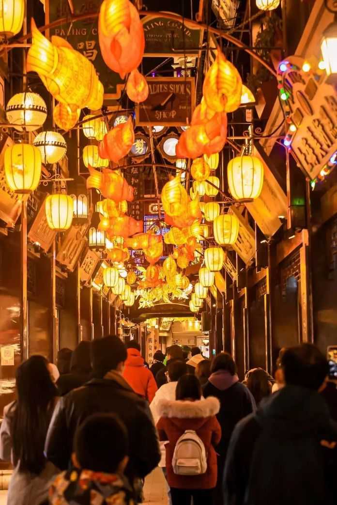 燈火閃爍，熱鬧非凡
