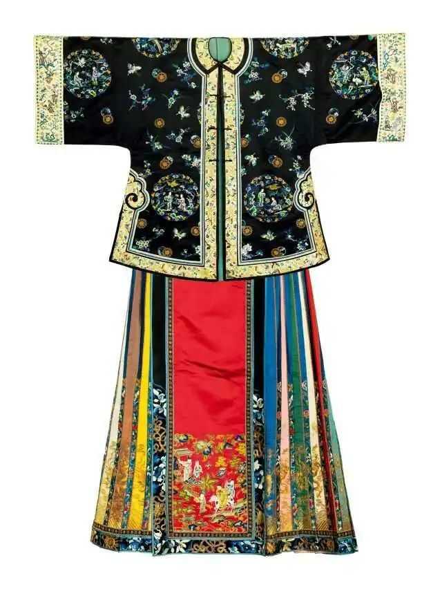445eaa91ce2dd4699d27f8047ecb99b160280d80 與服裝相搭配的,還有各種各樣的配飾