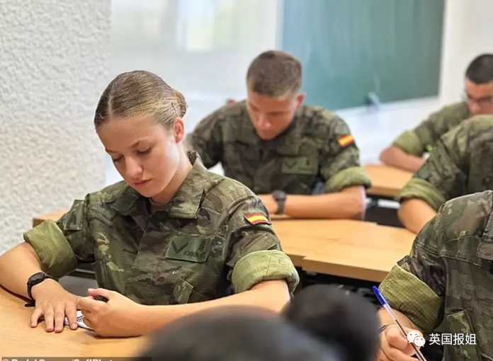 在太陽下站軍姿、排練儀式；