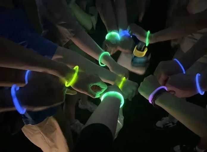 線下玩家通過手環來區分角色｜小紅書