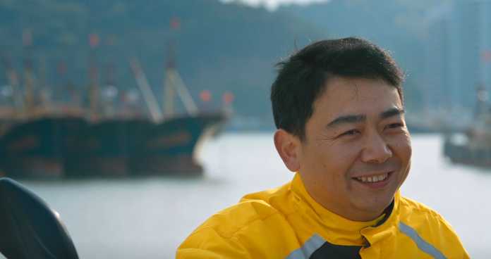 白天，他是一名海上釣魚教練，