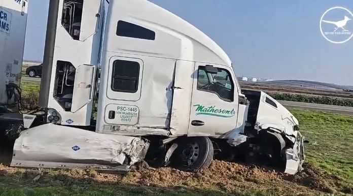 強烈的衝擊，連大卡車的車軸都撞斷