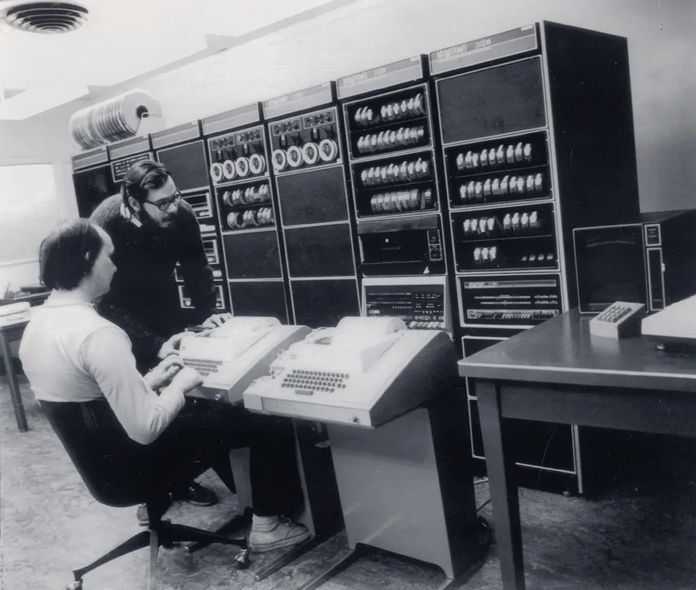 5800a7c12c4bd6b6b2b2536c3d9be22b085ff572 正在操作DEC PDP-11計算機的