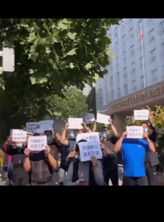 5b012f6f085264b17c8e4875197432b0225cc3d3 小小的村鎮銀行,怎麼會有這麼多儲戶?