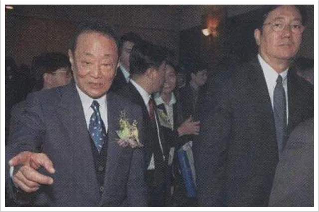 郭鶴年（左）與當年買糖的助手
