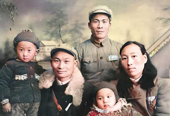 圖二,這是王健林(左)5歲時的家庭合影，