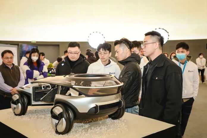 上：車模亮相 下：車模評審現場
