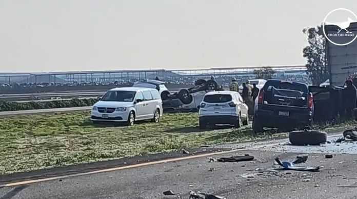 整段路都成了車禍現場，碎片散落一地