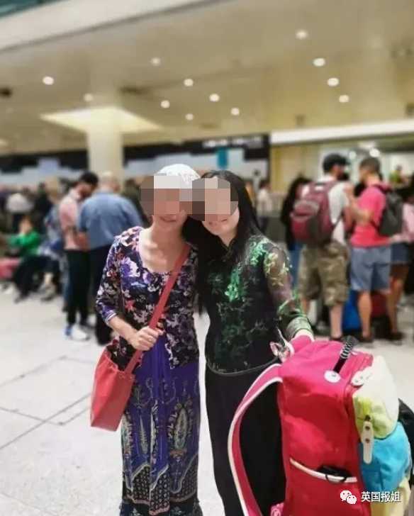金某和朋友合影（左一）