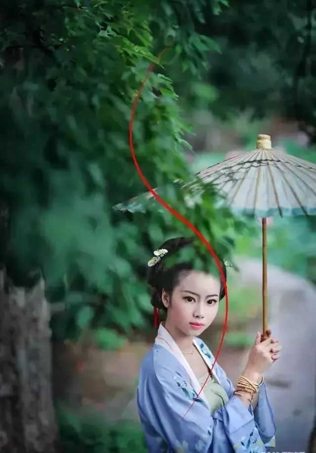 人物與環境呈「S」型的視覺構圖