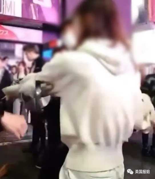 68afd62422bbb12de2c64d146c56153267318b27 圍觀群眾連忙衝上來,將女人拉開