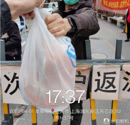 76a16d4e32866a4b2caa59f10276c1c5365a6cd8 一位聽障患者接過騎手採購的物資