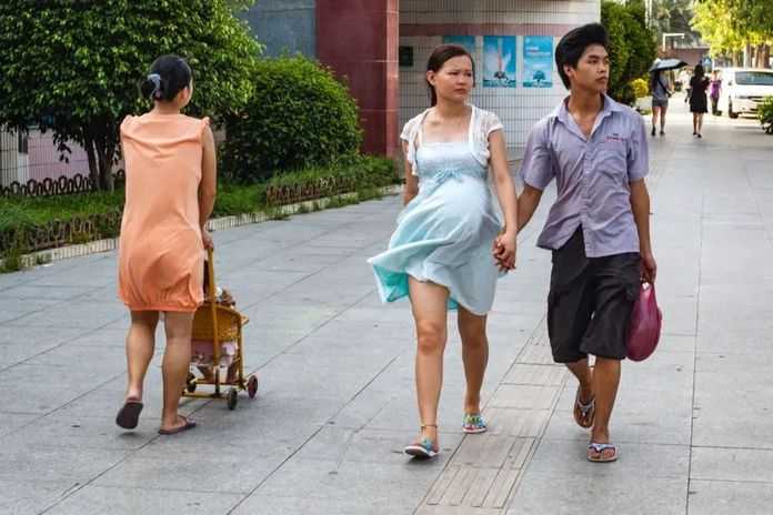 7ce3af3a3e209805e4d33ffa13c0094fce864f8d 2009年7月1日, 一對農民工夫婦從市場買完菜後,步行回出租屋