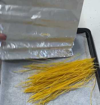 打開包裝盒放回原位，假裝自己吃過了