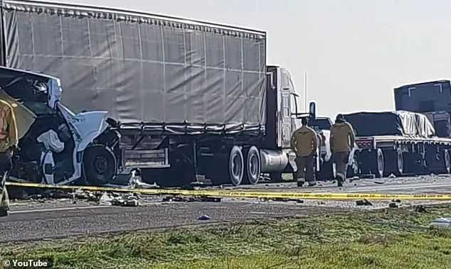 整段路都成了車禍現場，碎片散落一地
