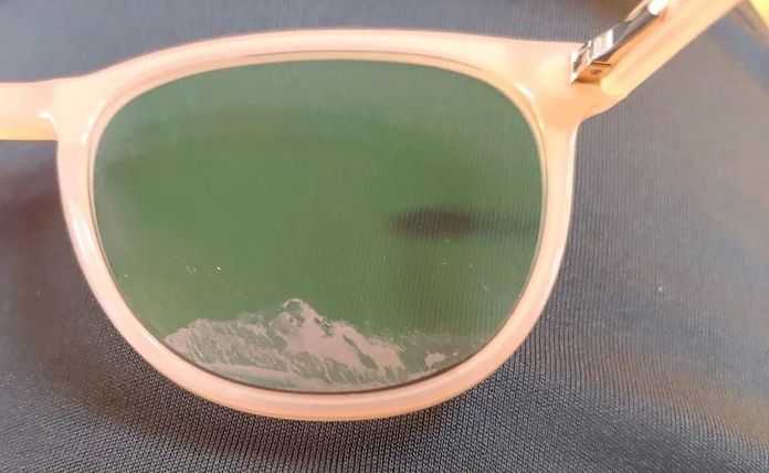 8c83644d010cb8bd05784fe5ee4f7eabbb918735 眼鏡上的汙跡看起來像一座山