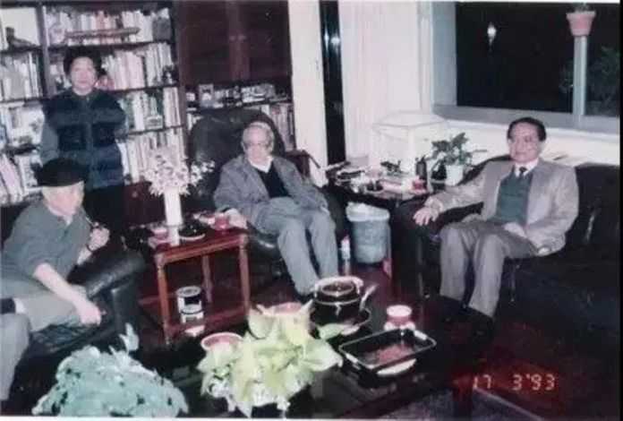 左一黃永玉，右一金庸