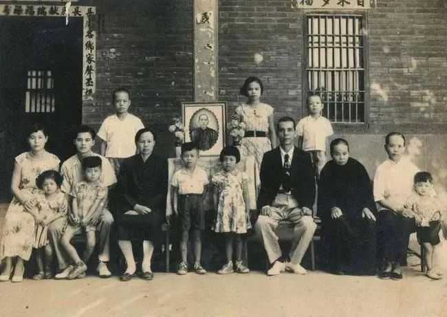 蔡志忠（上排右一）家庭合影