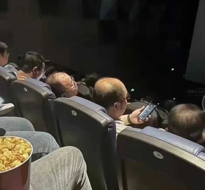 影院裡，隨處可見光亮的禿頭