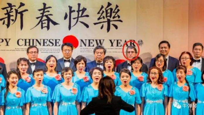 甚至在重要場合,都堅持穿唐裝 甚至在重要場合,都堅持穿唐裝