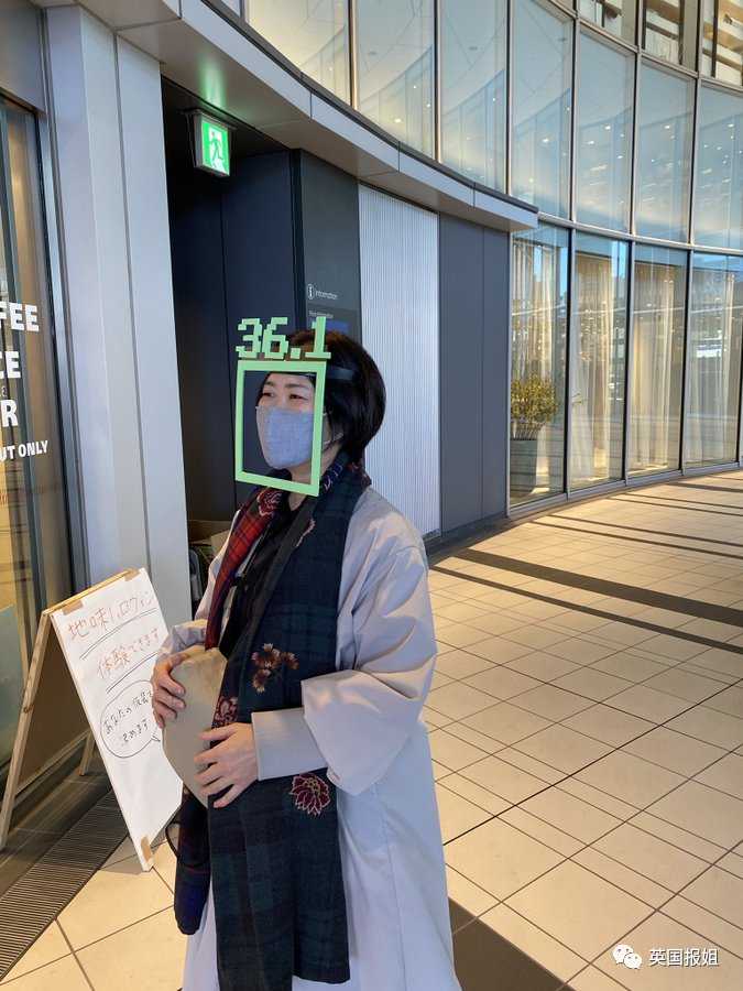 b46d813bcabceb6e69b297c92966d191048282f6 摘口罩時把眼鏡也給弄下來的人