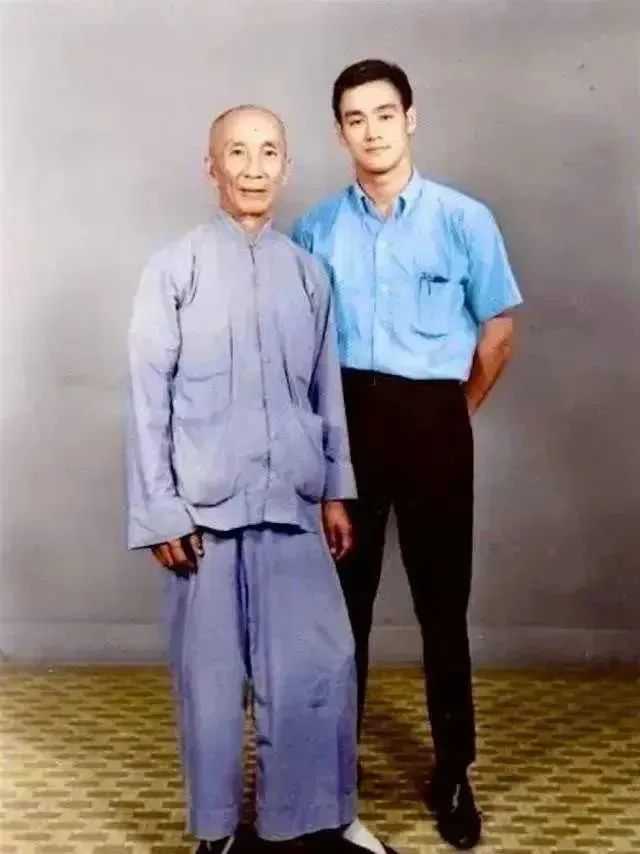 圖十六，李小龍與師傅合影