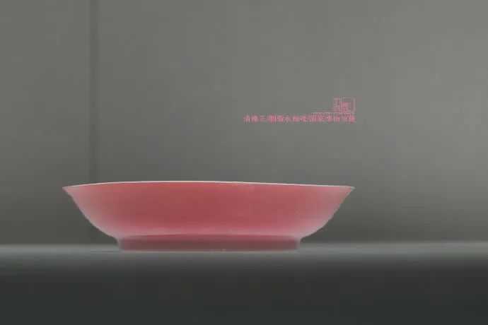 b562eb0e8b02721614c25e048546c06c1a38e5e3 清 雍正 胭脂水釉碟