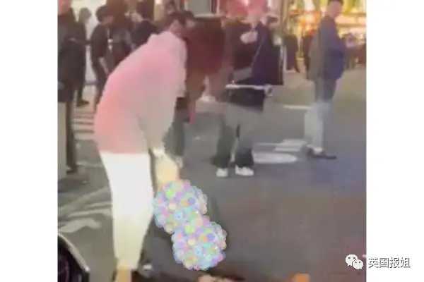 b8ab00d72eb2889397e64c7a1ff344700f423174 圍觀群眾連忙衝上來,將女人拉開
