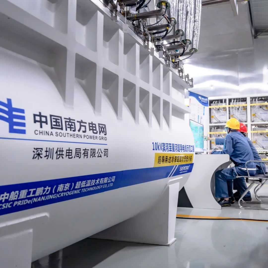 bda501392fb0f26909cc9e4659b3801160ffc7af 在變電站裡工作的供電人員
