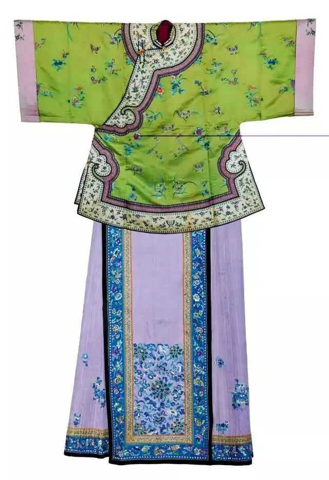 bf4d493d5d959ebb51b0eadd86e78f08d9ee8325 與服裝相搭配的,還有各種各樣的配飾