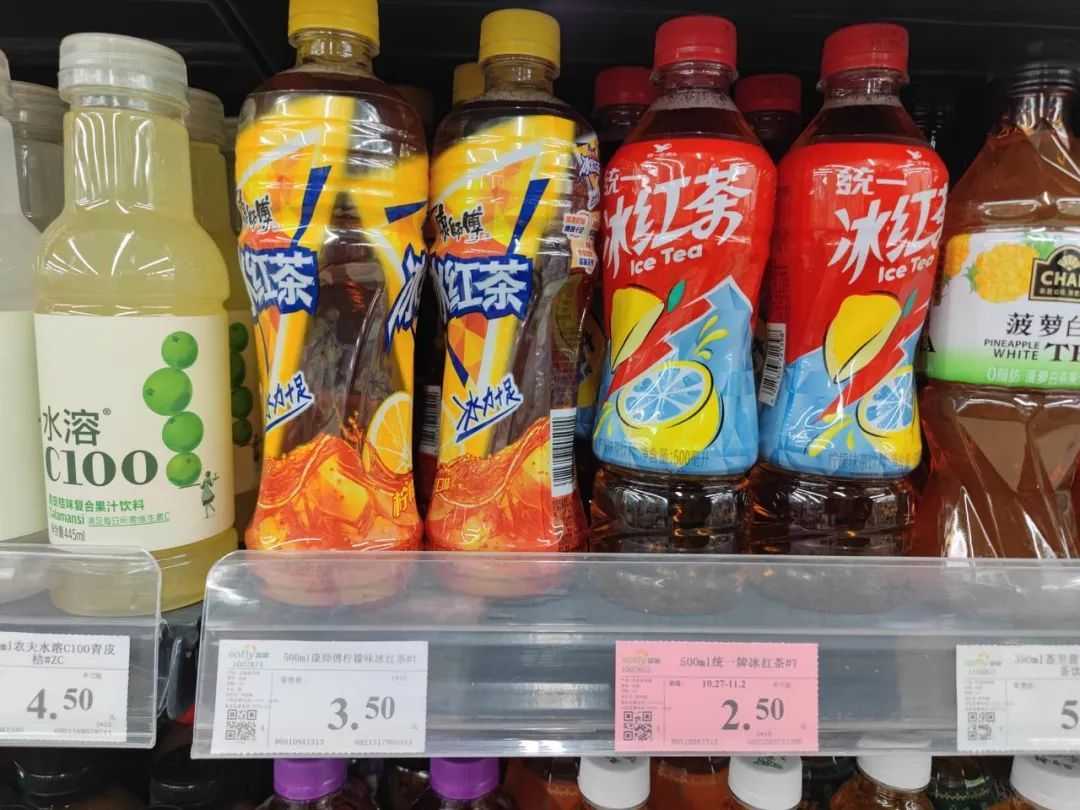 （某大型商超，售價3.5元的康師傅冰紅茶與特價中的2.5元統一冰紅茶圖源/市界）