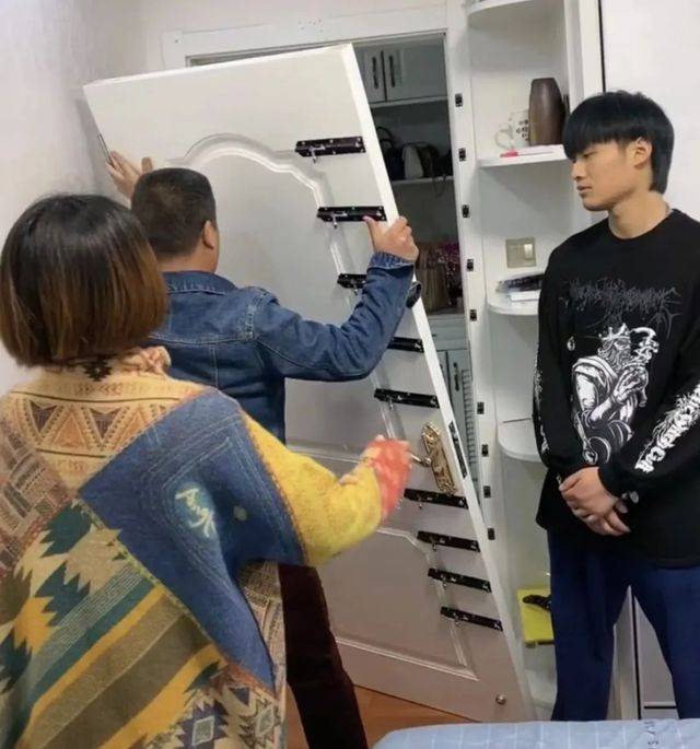 你敢鎖門，我就敢把房門拆掉；