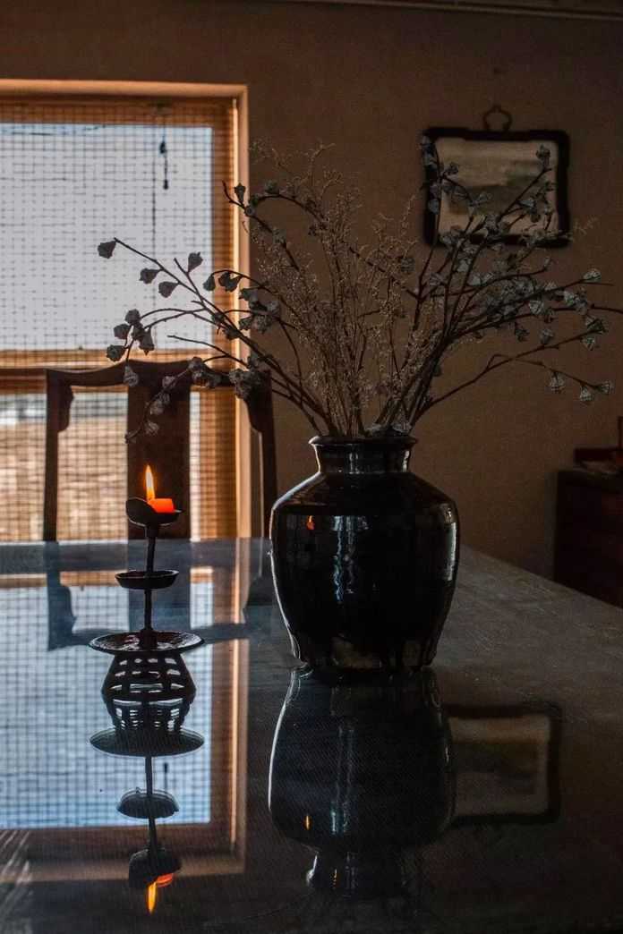 餐桌上的老油燈