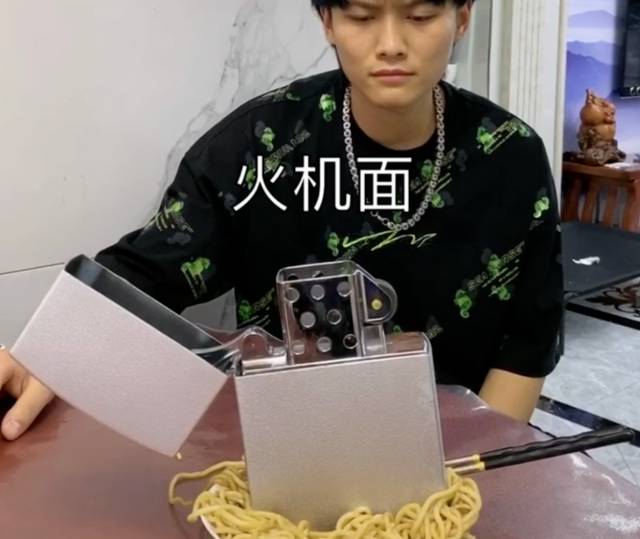 在暴揍一頓後，火雞面，變身火機面